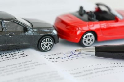 Podpisanie umowy na wynajem samochodu zastępczego