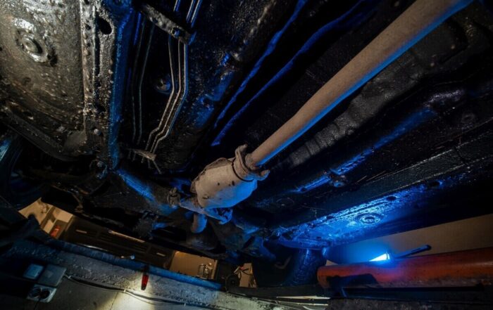 Widok podwozia samochodu przygotowanego do regeneracji filtra DPF.