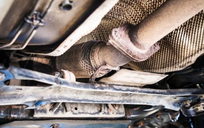 Widok podwozia samochodu przed czyszczeniem filtra DPF.