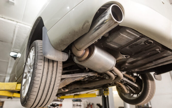 Samochód na podnośniku w warsztacie do czyszczenia katalizatora SCR.