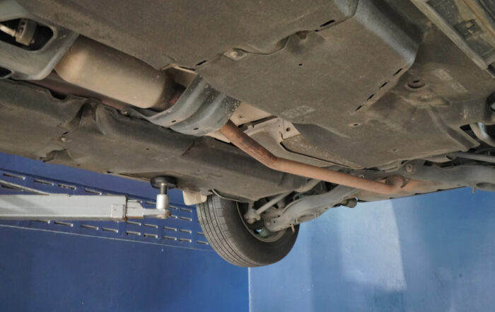 Widok podwozia samochodu przygotowanego do czyszczenia filtrów DPF.