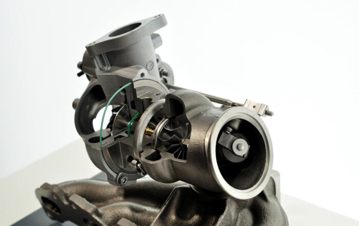 Zdjęcie przedstawia przekrój przez turbosprężarkę, co ilustruje proces regeneracji turbosprężarki.