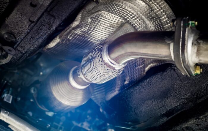 Widok na układ wydechowy samochodu, ilustrujący potrzebę czyszczenia filtrów DPF.